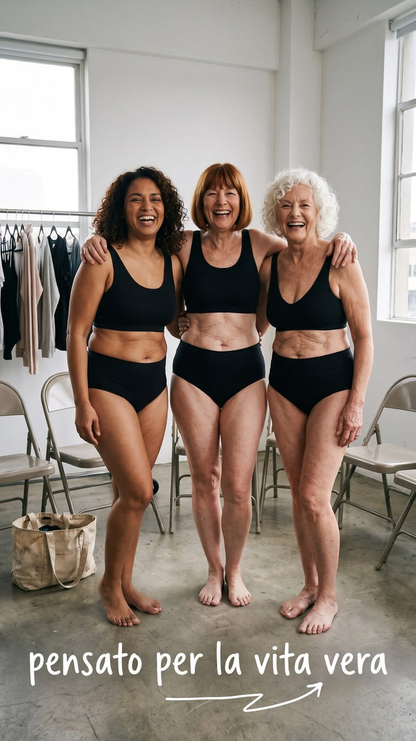 Tre donne sorridenti, abbracciate, che indossano lo slip lavabile Fresia nero a vita alta