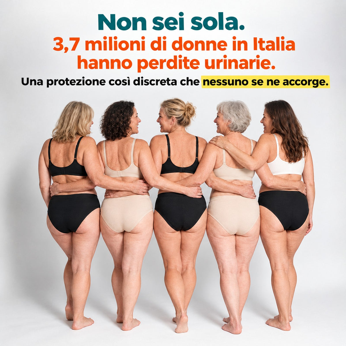 Cinque donne di spalle, abbracciate, in slip assorbenti neri e beige: non sei sola